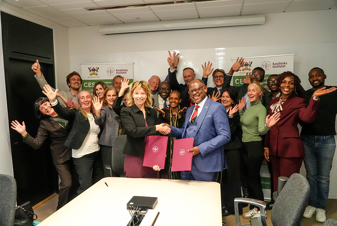 Makerere University and Karolinska Institutet teams celebrate after Vice Chancellor Barnabas Nawangwe and President Annika Östman Wernerson signed the renewed MoU, extending the partnership to 2030. Photo by Kseniya Hartvigsson. Makerere University and Karolinska Institutet (KI-Mak) marked 25 years of collaboration on Oct. 15, 2025, with a hybrid forum on research equity, highlighting lessons for universities striving toward fair and sustainable global partnerships. The event, part of the Global Conversations on Sustainable Health, explored the theme, “Exploring Power Dynamics & Equity in Partnerships.”