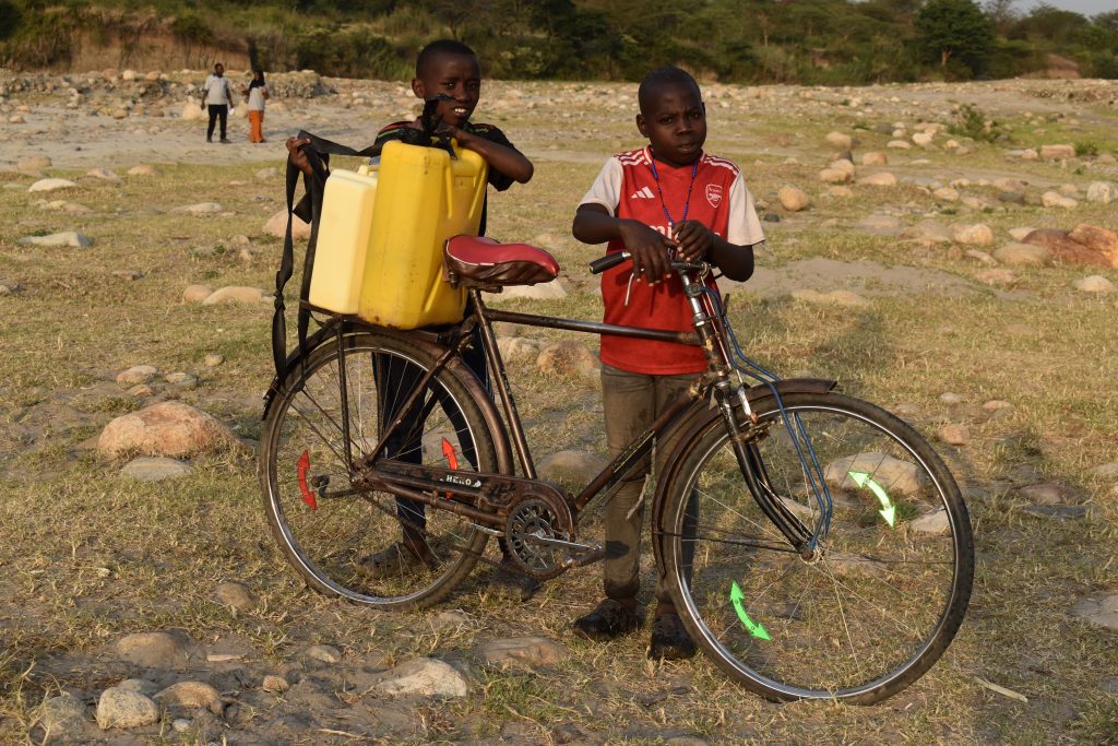 Boys fetching water from river Nyamwamba, Kasese district. The Communities of Hosts and Refugees Transitioning to Climate Resilience (CHART-CR) through workshops project focused on the interlinked dimensions of climate variability, food security, livelihoods, and water availability across diverse ecological contexts, including lowland refugee-hosting areas and mountainous, flood-prone regions through collaborative partnership between Makerere University Kampala Uganda, East Africa, University of Cambridge, and Cambridge-Africa Programme, with financial support from the Mastercard Foundation and Cambridge-Africa.