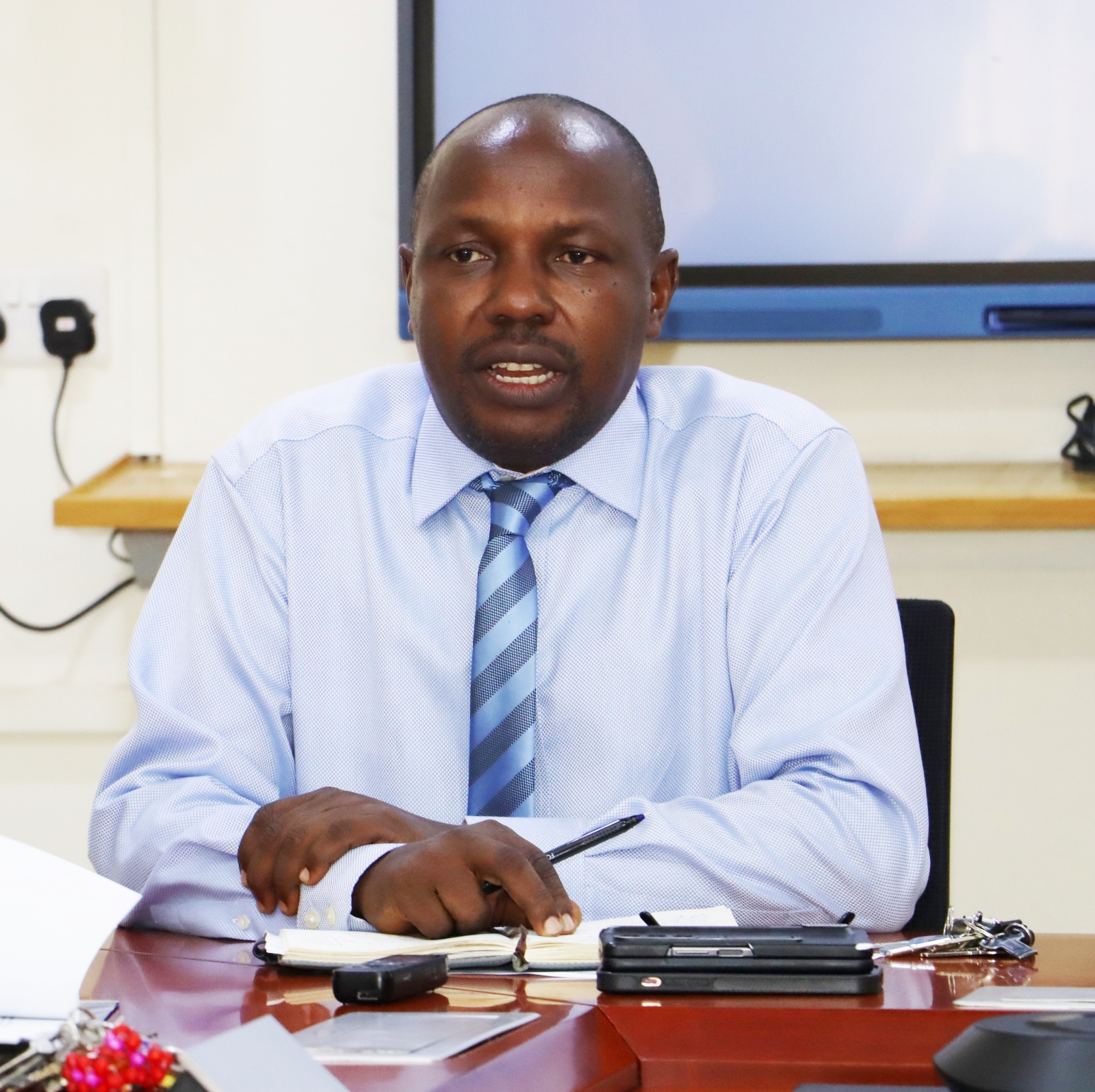 Dr. Dennis Muhangi, HoD SWASA addressing students. Welcoming 17 students from 16 countries (Canada, Cape Verde, Uganda, Spain, Sierra Leone, South Sudan, Colombia, South Korea, The Gambia, India, Nepal, Kenya, Pakistan, Myanmar, Bangladesh and Malaysia) under the Erasmus+ funded Master of Humanitarian Response, Health and Displacement (Human Response) programme to study humanitarian crises, displacement, health, migration and development, 7th September 2026, School of Social Sciences Smart Room, College of Humanities and Social Sciences (CHUSS), Makerere University, Kampala Uganda, East Africa.