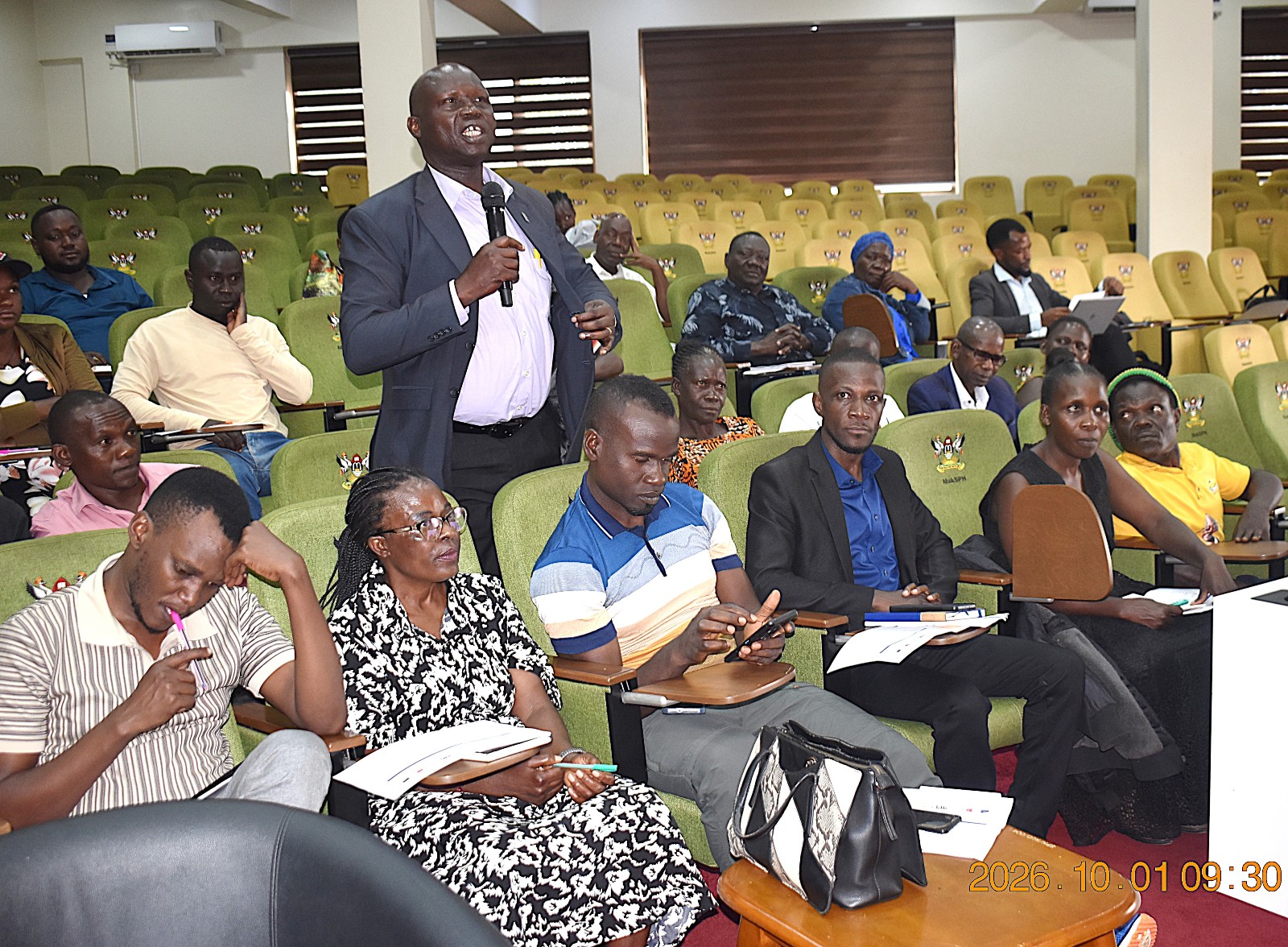 A participant shares insights on the challenges experienced in informal settlements. Urban Action Lab community-level systems-mapping workshop to develop a shared understanding of how solid waste, drainage, flooding, climate vulnerability, health, and livelihoods interact within Kampala’s informal settlements 1st October 2026, School of Public Health Auditorium, Makerere University, Kampala Uganda, East Africa.
